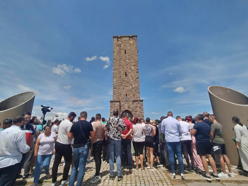 Dy temat kundërshtuese në mitingun e madh të popullit të Vuçiçit në Beograd