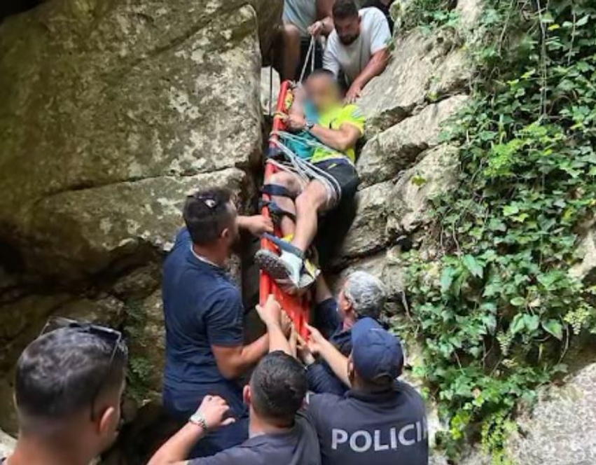 turisti-theu-kemben-ne-kanionin-e-gjipese-policia-shpeton-ciftin-e-huaj-nga-zona-ku-ishin-bllokuar