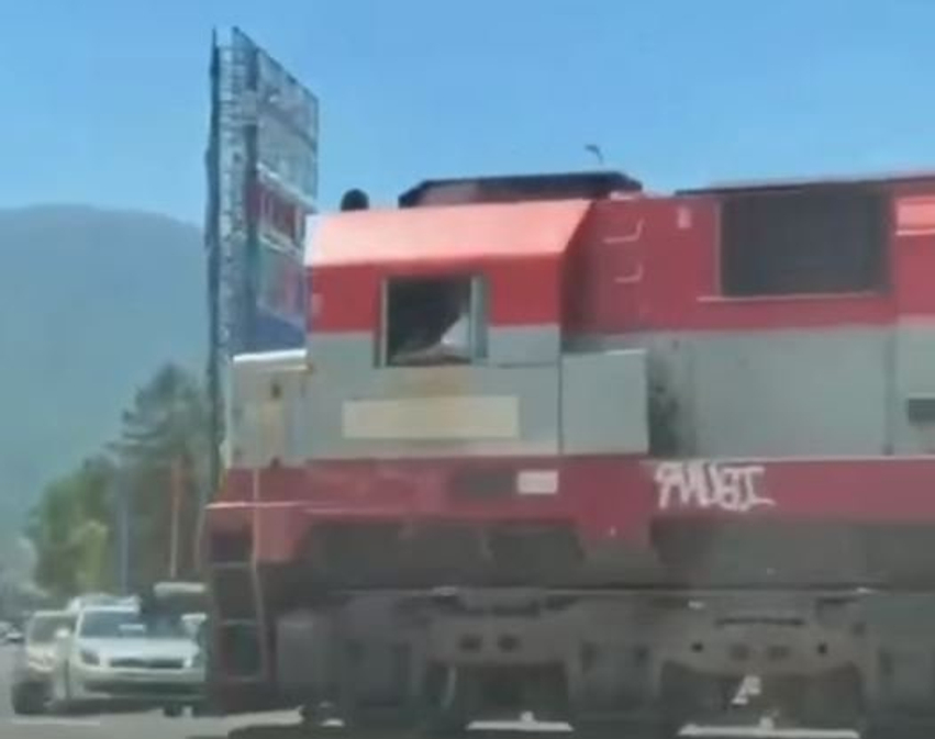 Nuk punon fare laura në Pejë  kalon treni dhe veturat në hekurudhë