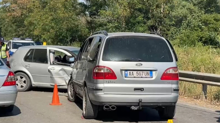 aksident-ne-aksin-fier-levan-automjetet-perplasen-me-njera-tjetren-dy-te-plagosur-nisen-drejt-spitalit
