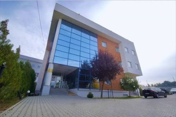 ​Vrasja me thikë në Mitrovicë, të dyshuarit i vazhdohet paraburgimi