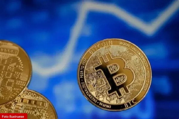​Bitcoin luhatet nën 60.000 dollarë