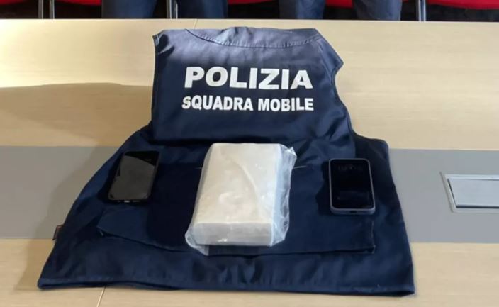 Pjesë e rrjetit të trafikut të kokainës në Itali, shqiptari kapet duke udhëtuar me shpejtësi “skëterrë”!