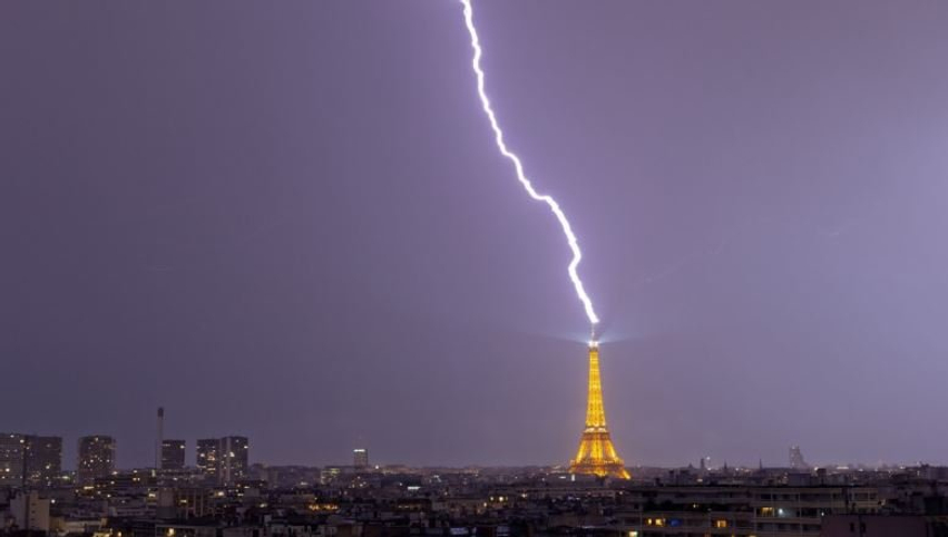 Rrufeja godet kullën Eiffel gjatë stuhisë