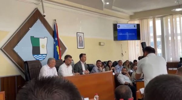Mitrovicë, përplasje në kuvend, Begu e quan Brahimin “injorant”