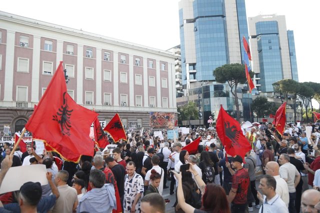 Dita e 31-të e protestës/ Qytetarët me thirrje kundër Ramës
