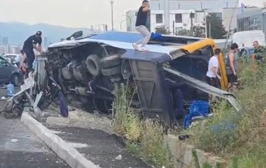 Aksident i rëndë në autostradë, furgoni del nga rruga – njerëzit mbeten të bllokuar brenda