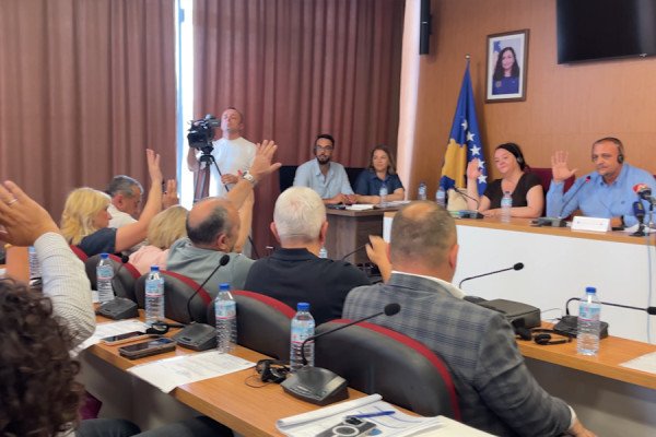 Kuvendi i veriut bëhen pishman për “I Love Mitrovica”, voton për të mos e larguar