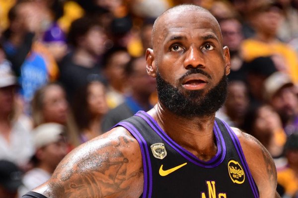 LeBron James largohet nga Los Angeles Lakers