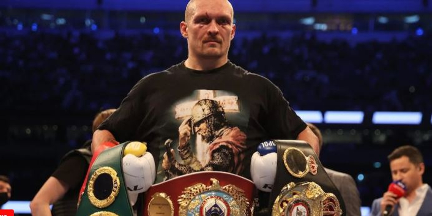 Usyk nxjerr vakant titujt kampionë bote në peshën e rëndë por nuk tërhiqet