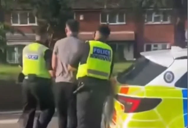 La vetëm në shtëpi fëmijët e tij për të takuar një 14-vjeçare, arrestohet 32-vjeçari shqiptar në Britani