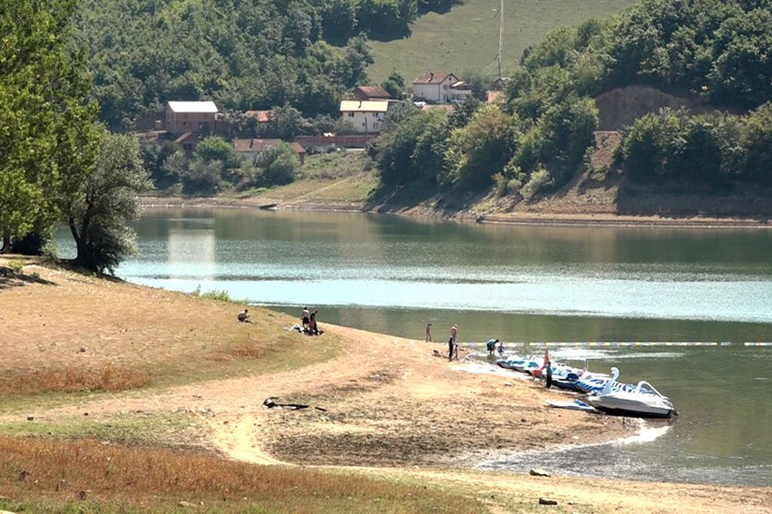 Personi i zhdukur në Batllavë dyshohet të jetë rreth 25 vjeçar  ai ishte në varkë bashkë me familje