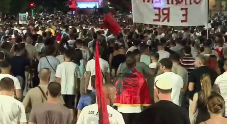 Përfundon tubimi para Kryeministrisë, protestuesit nisin marshimin rrugëve të kryeqytetit
