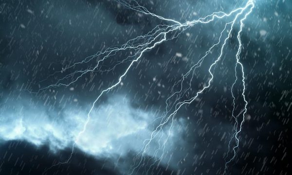 Nesër mot i paqëndrueshëm, priten reshje shiu e shkarkime rrufesh