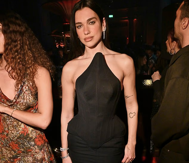 Dua Lipa rrëmben vëmendjen në BRITs