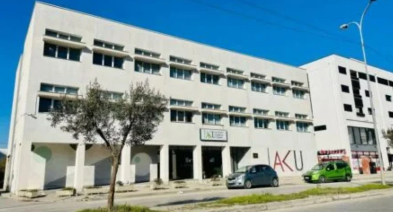 Gjykata e Durrësit lë në burg ish-drejtorin e AKU, kërcënoi punonjësit