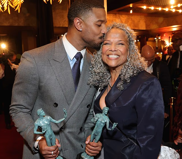Michael B. Jordan përqafon dhe puth nënën e tij pas fitimit të çmimit kryesor në Actor Awards
