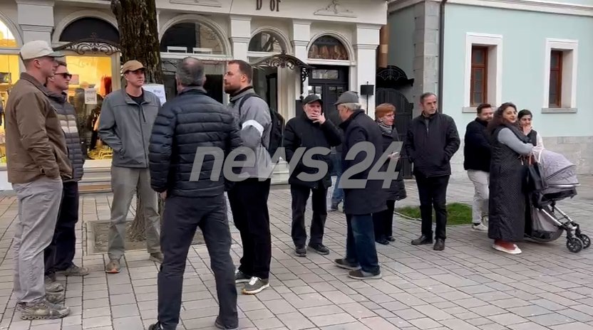 Shembja e rrugës Librazhd-Përrenjas, dhjetëra qytetarë të Korçës në protestë: Po na shkatërrohet biznesi, shteti të japë zgjidhje