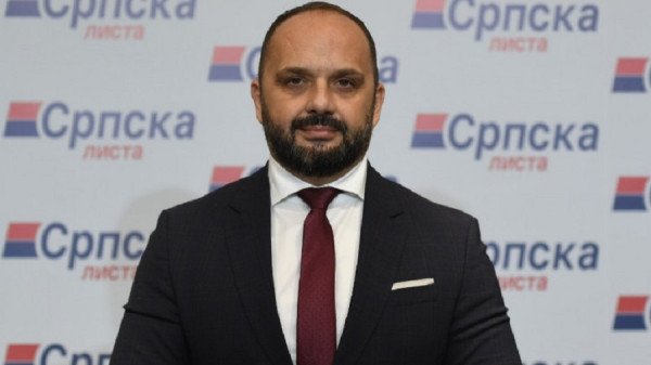  Milan Radojeviq, ftohet në gjykatë për banerin e Krishtlindjes