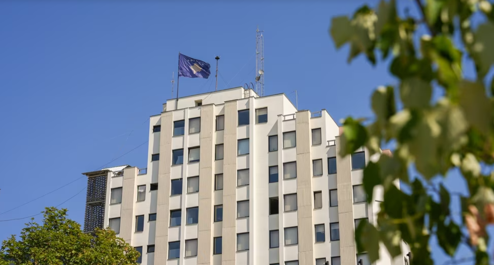 MPJD: Vandalizohet Ambasada e Kosovës në Berlin me sloganin “Kosova është Serbi”