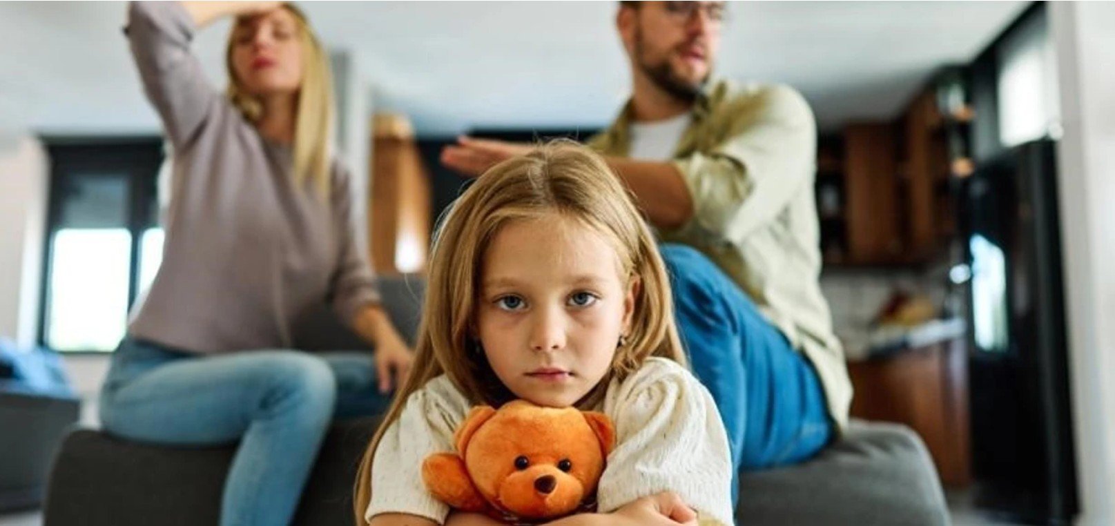 11 tipare të fëmijëve që rriten me prindër të palumtur: Ja çfarë ndodh kur mami dhe babi “me zor” qëndrojnë bashkë