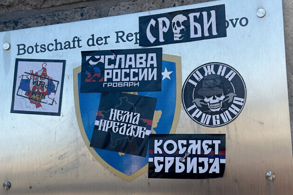 Dalin pamjet, kështu u mbush me etiketa fyese ambasada e Kosovës në Berlin 