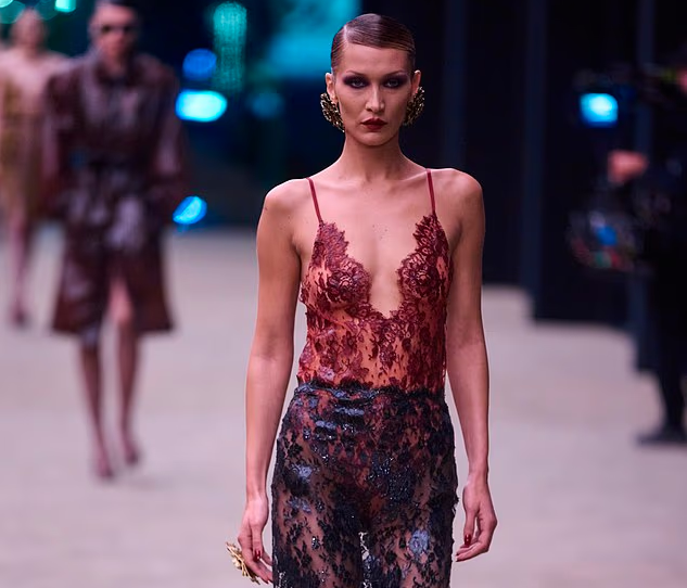 Bella Hadid mahnit në Paris Fashion Week