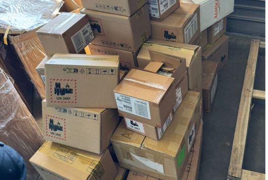 Doganat bllokojnë 920 pajisje elektronike në Rinas: Dyshohet se do përdoreshin për të cenuar pronësinë intelektuale!