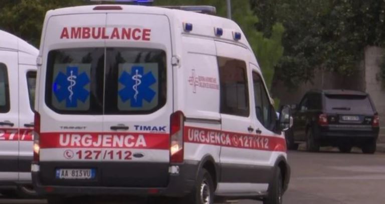 Punëtori ra nga kati i dytë i goditës gjatë punës, arrestohen tre zyrtarë të bashkisë në Gjirokastër