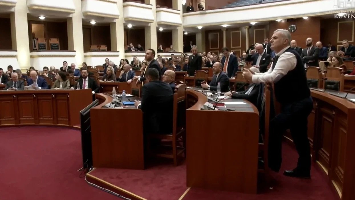 Opozita braktis Kuvendin pas vendimit për ndërprerjen e diskutimeve, maxhoranca miraton projektligjet