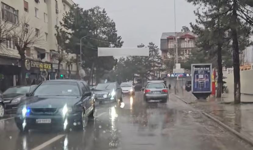Kukësi përfshihet nga moti i keq, stuhi me shi dhe breshër