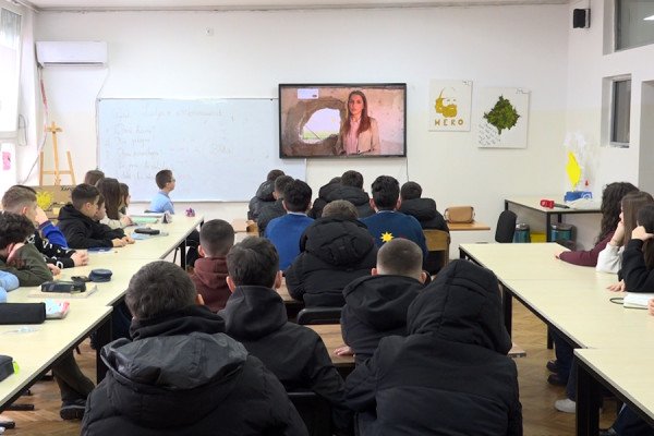 ​Me dokumentar dhe këngë patriotike, nxënësit e shkollës “Naim Frashëri” përkujtojnë Epopenë e UÇK-së