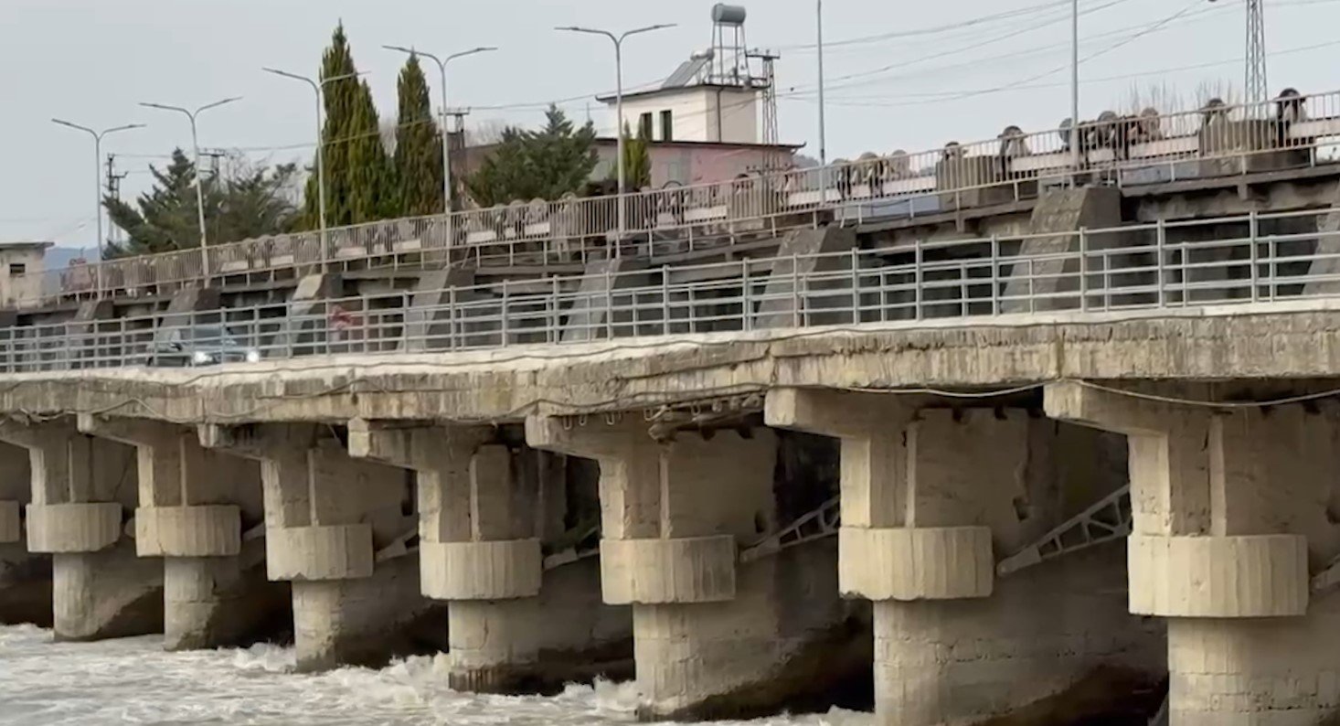 Ura mbi lumin Shkumbin në Çengelaj rrezikon degradimin, banorët kërkojnë ndërhyrje