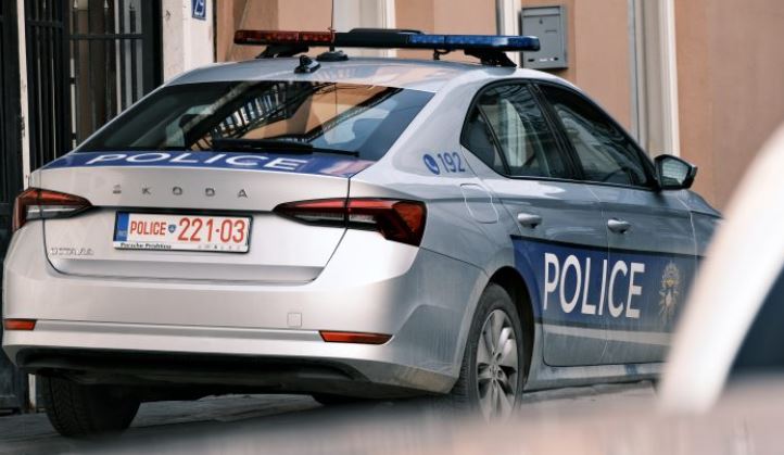 Kapet me marihuanë në oborrin e gjimnazit në Ferizaj, i riu shoqërohet në polici