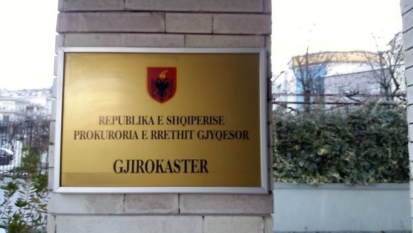 72-vjeçarja ra nga tarraca e Shtëpisë së të Moshuarve në Gjirokastër, merret në hetim drejtoresha dhe vartësja e saj
