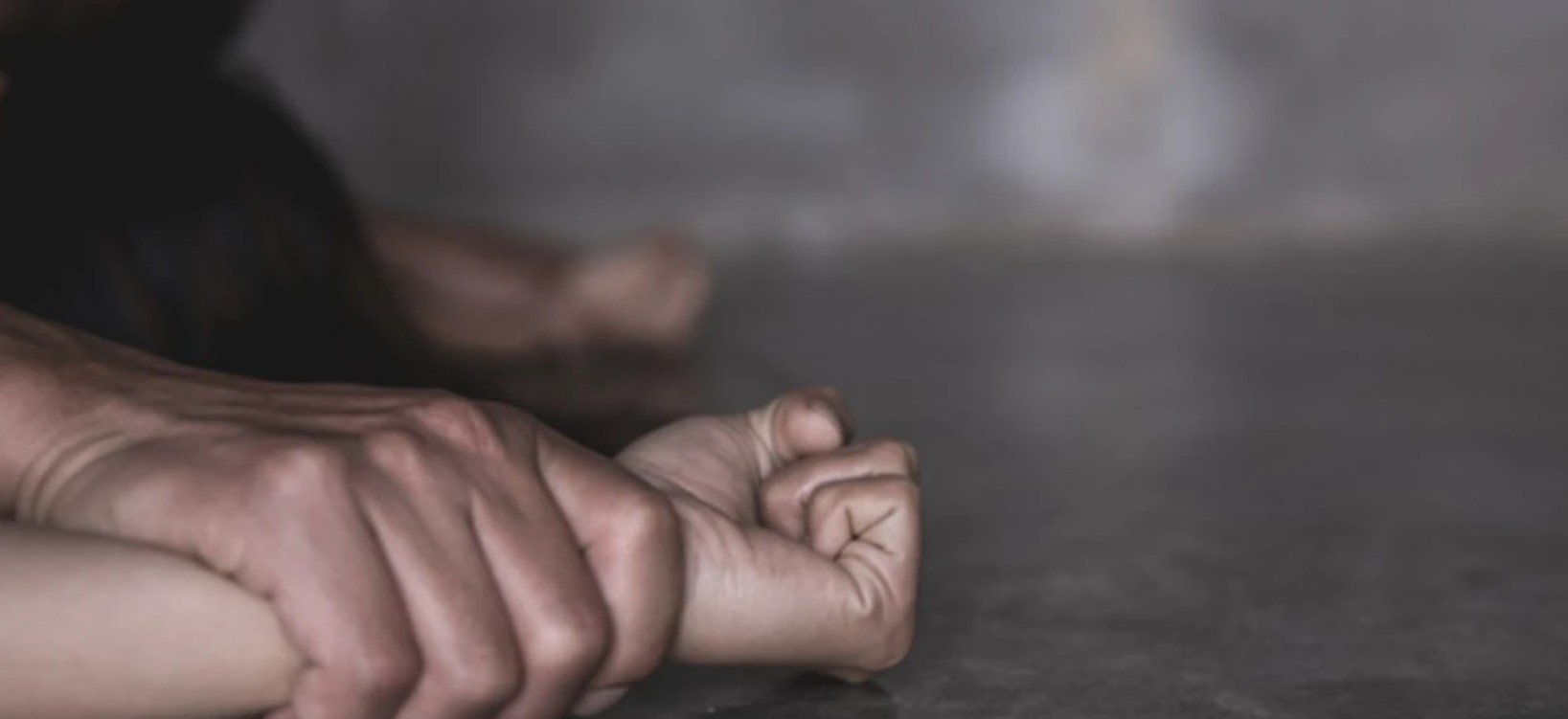 Ndalohet një 25-vjeçar në Shkup, sulmoi dhe e kërcënoi 22-vjeçaren me të cilën njihej paraprakisht