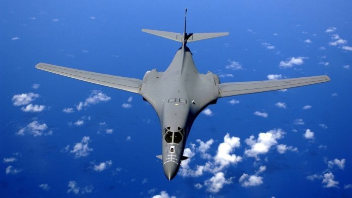 Bombarduesi më i shpejtë i Forcave Ajrore Amerikane zbarkon në Britaninë e Madhe