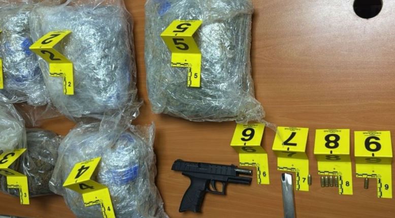 Kapen mbi 5 kilogramë marihuanë dhe një armë zjarri në Vushtrri, në pranga një i mitur