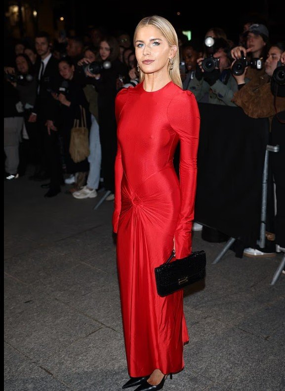 Caroline Daur tërheq gjithë vëmendjen në sfilatën e Victoria Beckham në Paris me një fustan të kuq të guximshëm