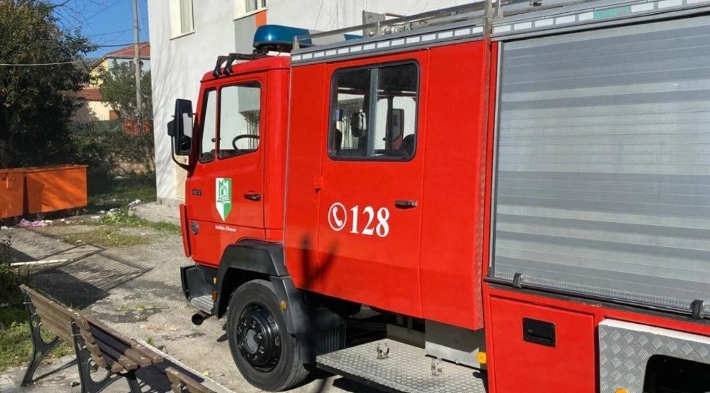 Përfshihet nga flakët një banesë në Shkodër, dyshimet e para