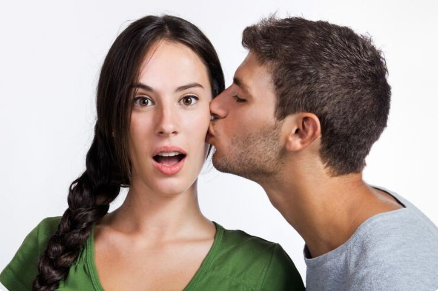 Çfarë mendon një djalë kur të puth? 15 mendime të ndryshme