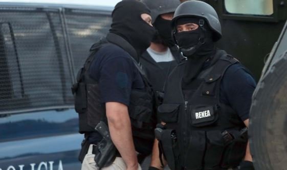 RENEA “zbarkon” në Vlorë, dhjetëra efektivë aksion blic në zonën e Ujit të Ftohtë, monitorim edhe nga ajri