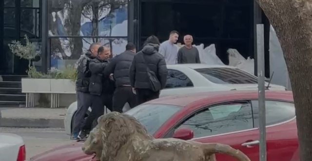 Nga debati në dh*në/ Të rinjtë konfliktohen për parkimin në Ujin e Ftohtë
