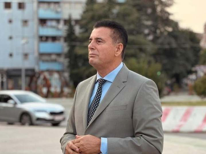 “Gurthyesi besnik – ortak i Veselinoviqit” dhe “libertarian i vetëshpallur”, Agim Bahtiri ‘shpërthen’ ndaj Berat Buzhalës dhe Valon Sylës
