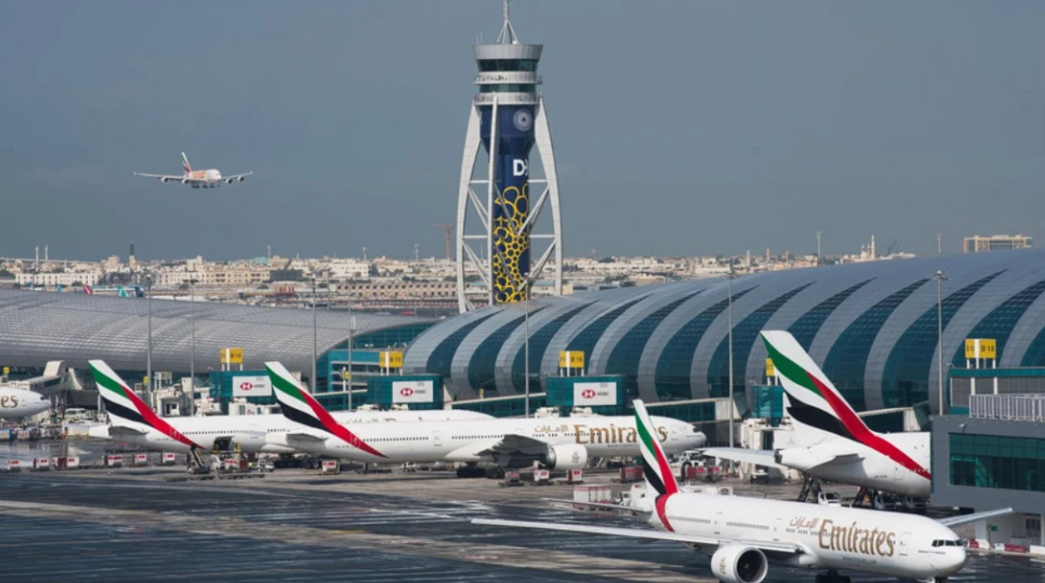 Kaos i fluturimeve/ Aeroporti i Dubait nis rikthimin gradual, lehtësohen pasagjerët e bllokuar