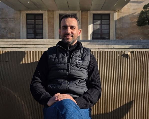 Vendosi çadrën para Kryeministrisë, Policia akuzon Adriatik Lapajn për pushtim toke