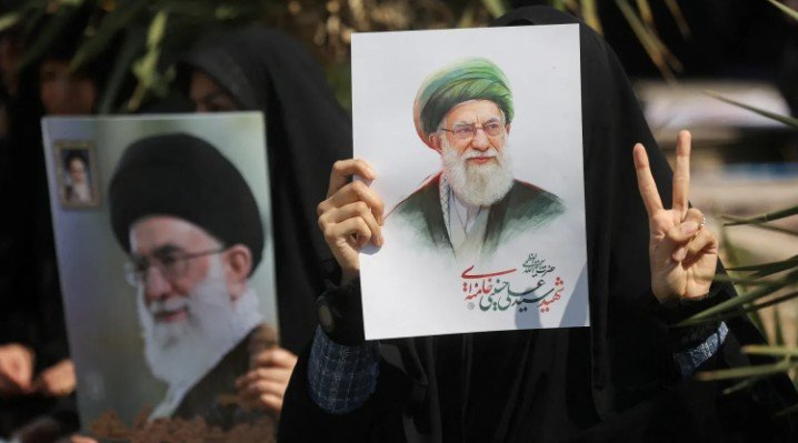 Ushtria izraelite paralajmëron: Do të godasim çdo pasardhës të Ali Khamenei