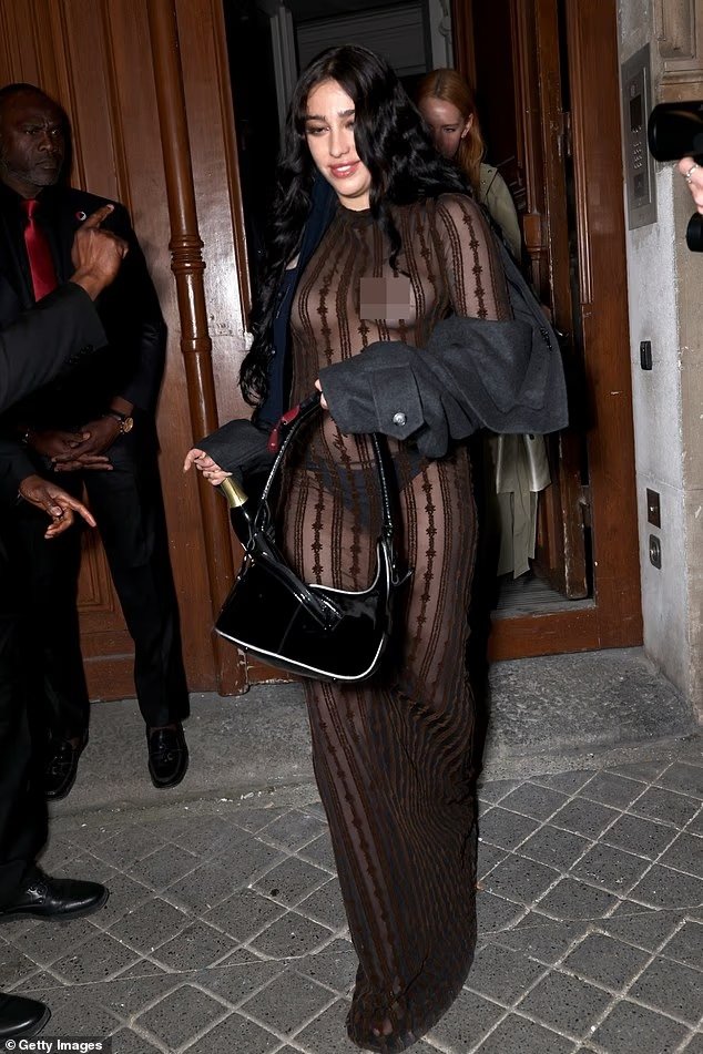 Vajza e Madonnës tërheq vëmendjen në Paris Fashion Week me një fustan transparent shumë provokues