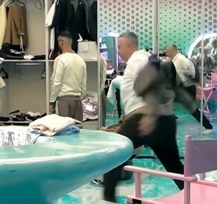 Momenti kur Rogerti frikësohet nga një mizë, reagimi bëhet viral
