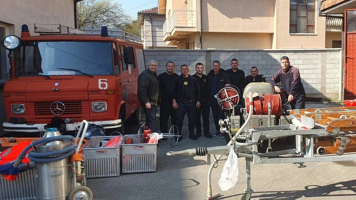 Zjarrfikësit e Gjakovës pranojnë donacion nga Zvicra